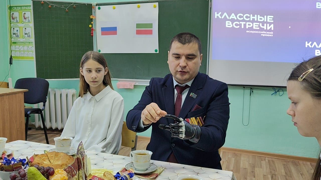 Чистопольские школьники в преддверии Дня народного единства встретились с ветераном СВО