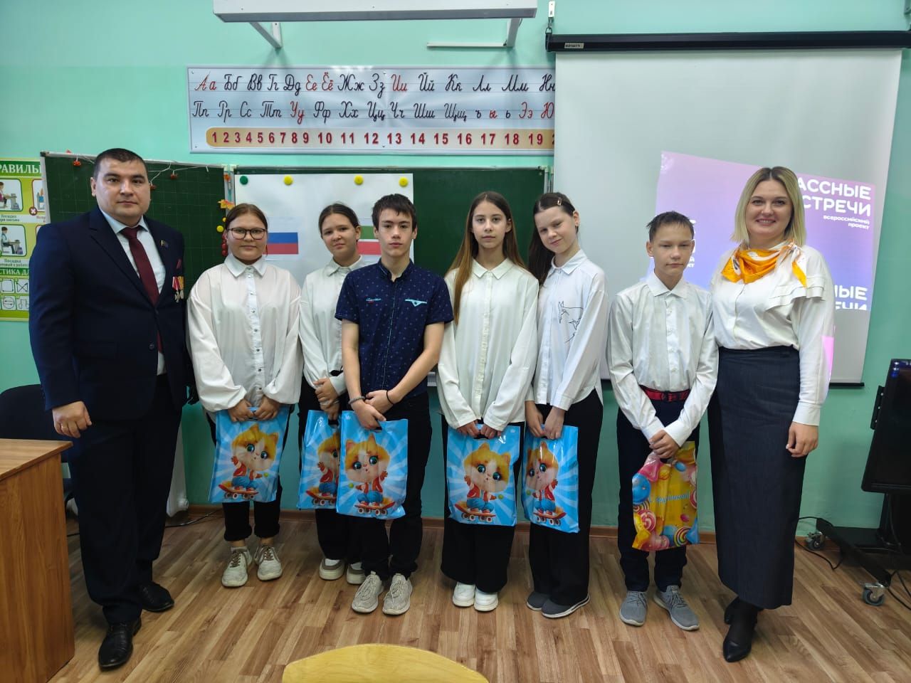 Чистопольские школьники в преддверии Дня народного единства встретились с ветераном СВО