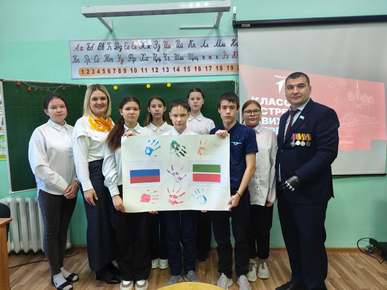 Чистопольские школьники в преддверии Дня народного единства встретились с ветераном СВО