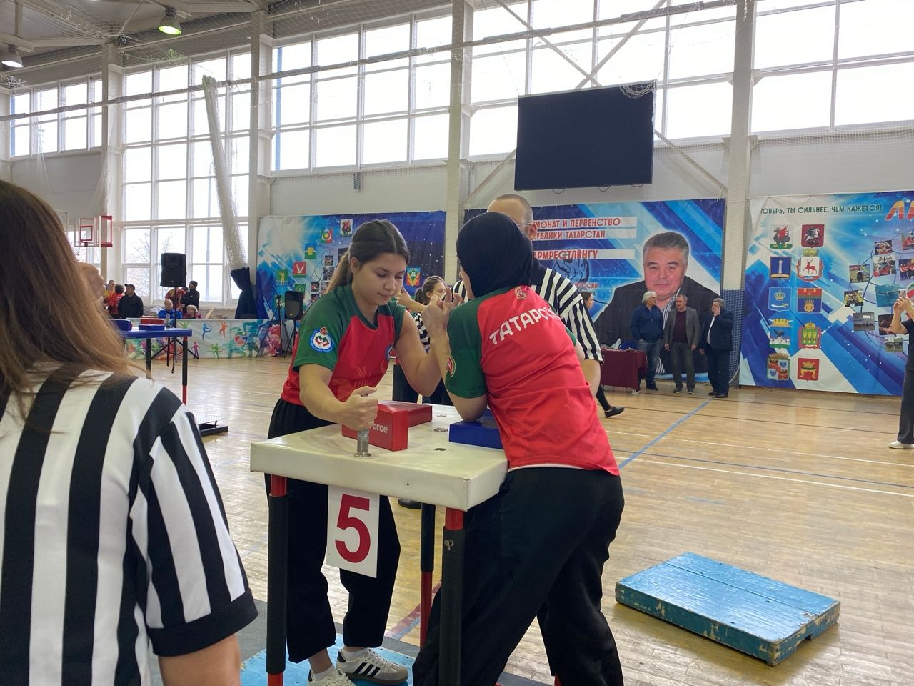 Почти 500 спортсменов приехали в Чистополь для участия в первенстве и чемпионате Татарстана по армрестлингу