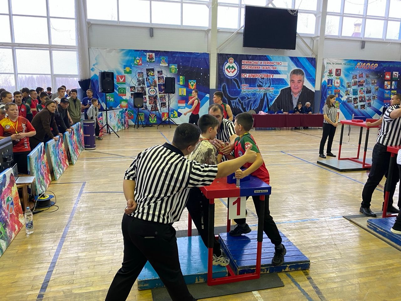 Почти 500 спортсменов приехали в Чистополь для участия в первенстве и чемпионате Татарстана по армрестлингу