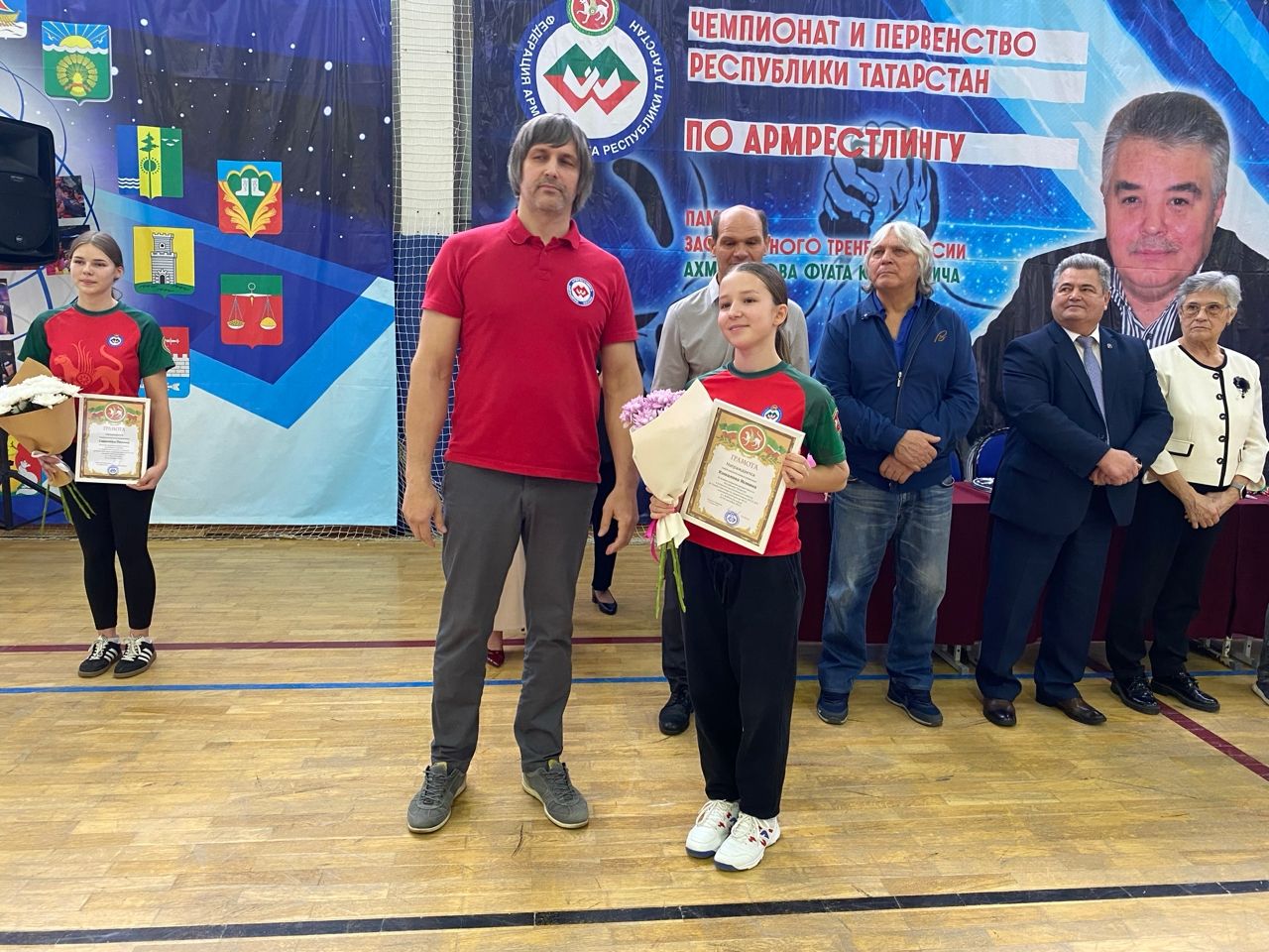 Почти 500 спортсменов приехали в Чистополь для участия в первенстве и чемпионате Татарстана по армрестлингу