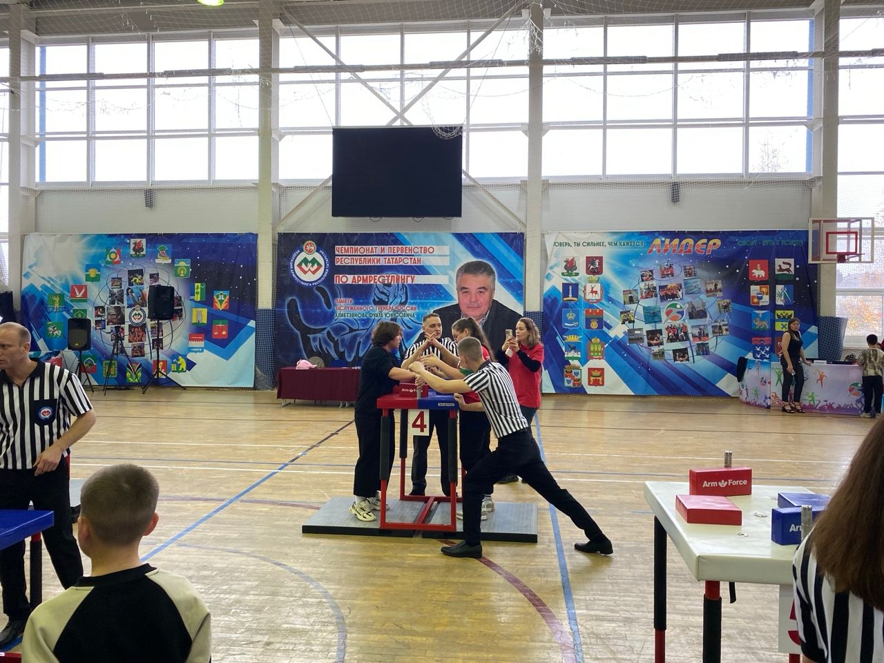 Почти 500 спортсменов приехали в Чистополь для участия в первенстве и чемпионате Татарстана по армрестлингу