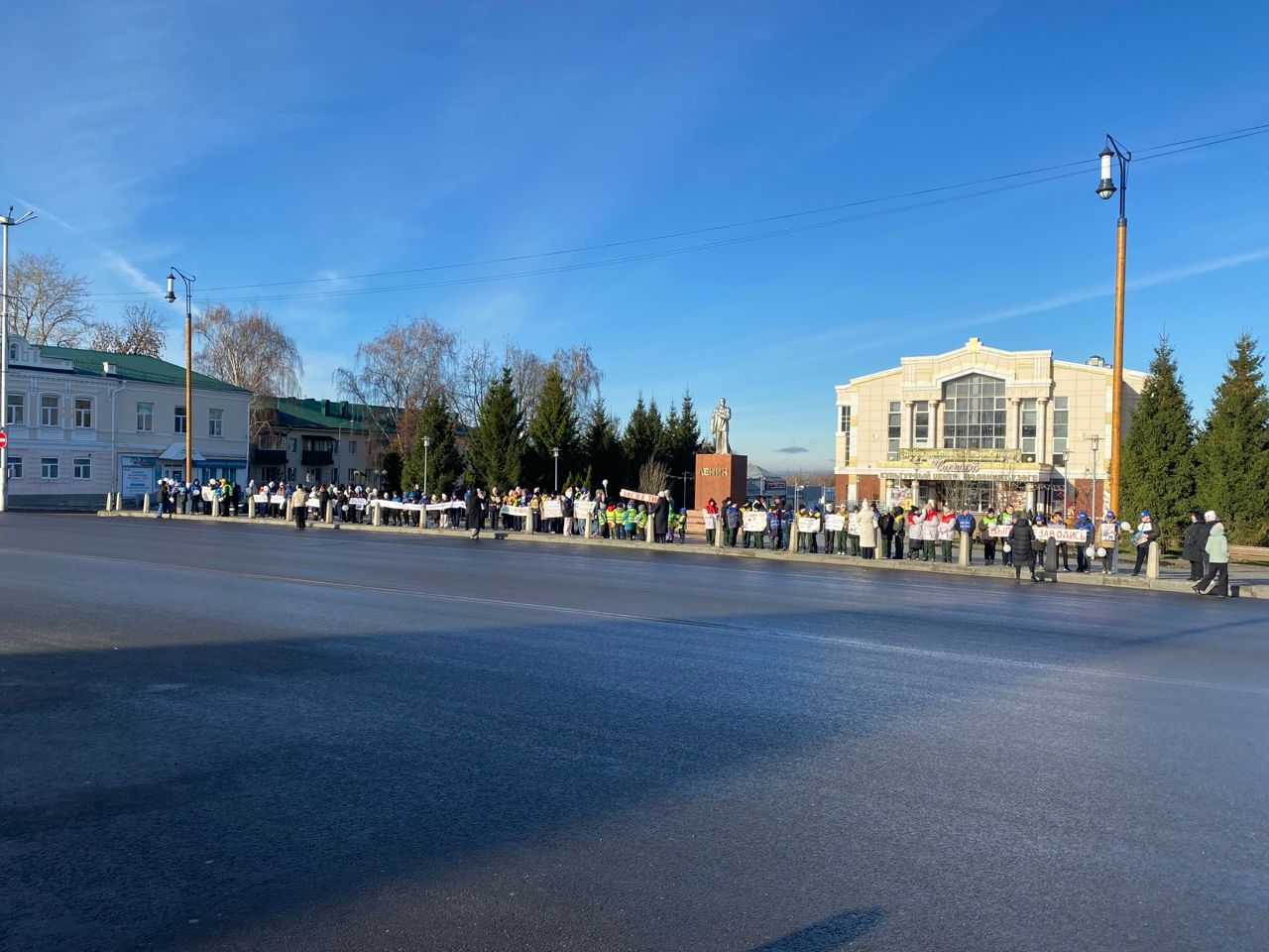 В Чистополе почтили память жертв ДТП масштабной акцией с участием детей