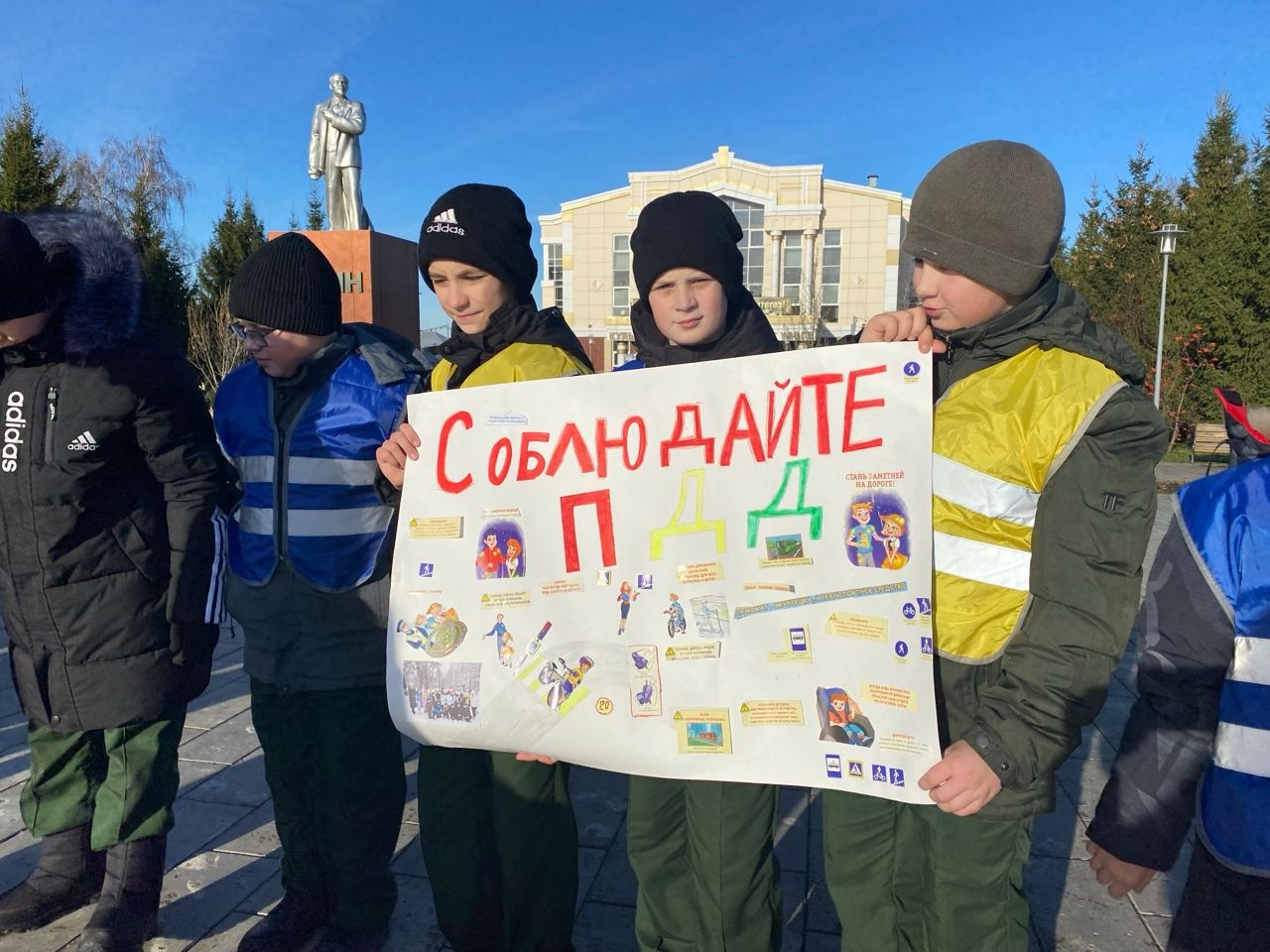 В Чистополе почтили память жертв ДТП масштабной акцией с участием детей