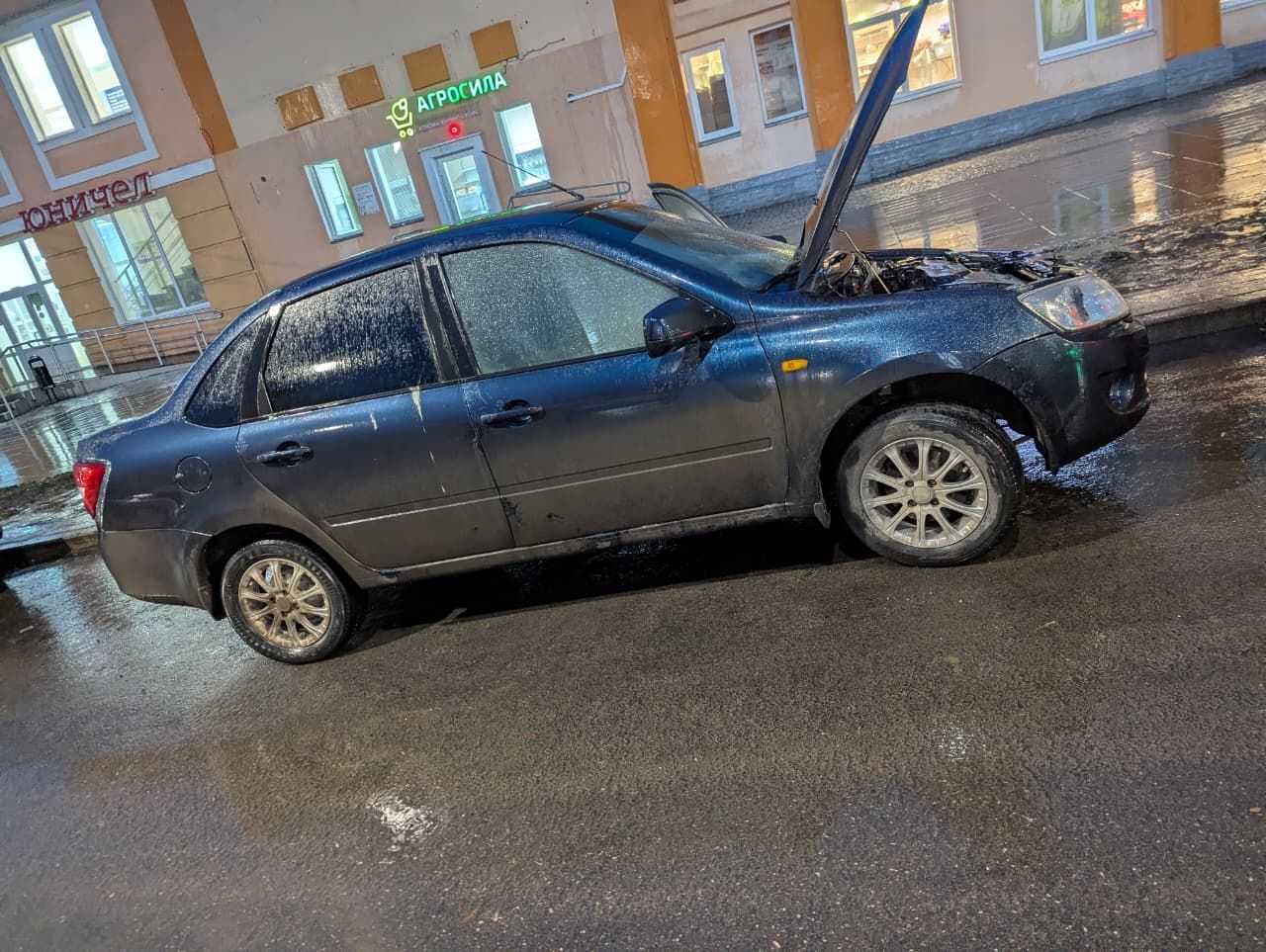 В Чистополе загорелась легковушка