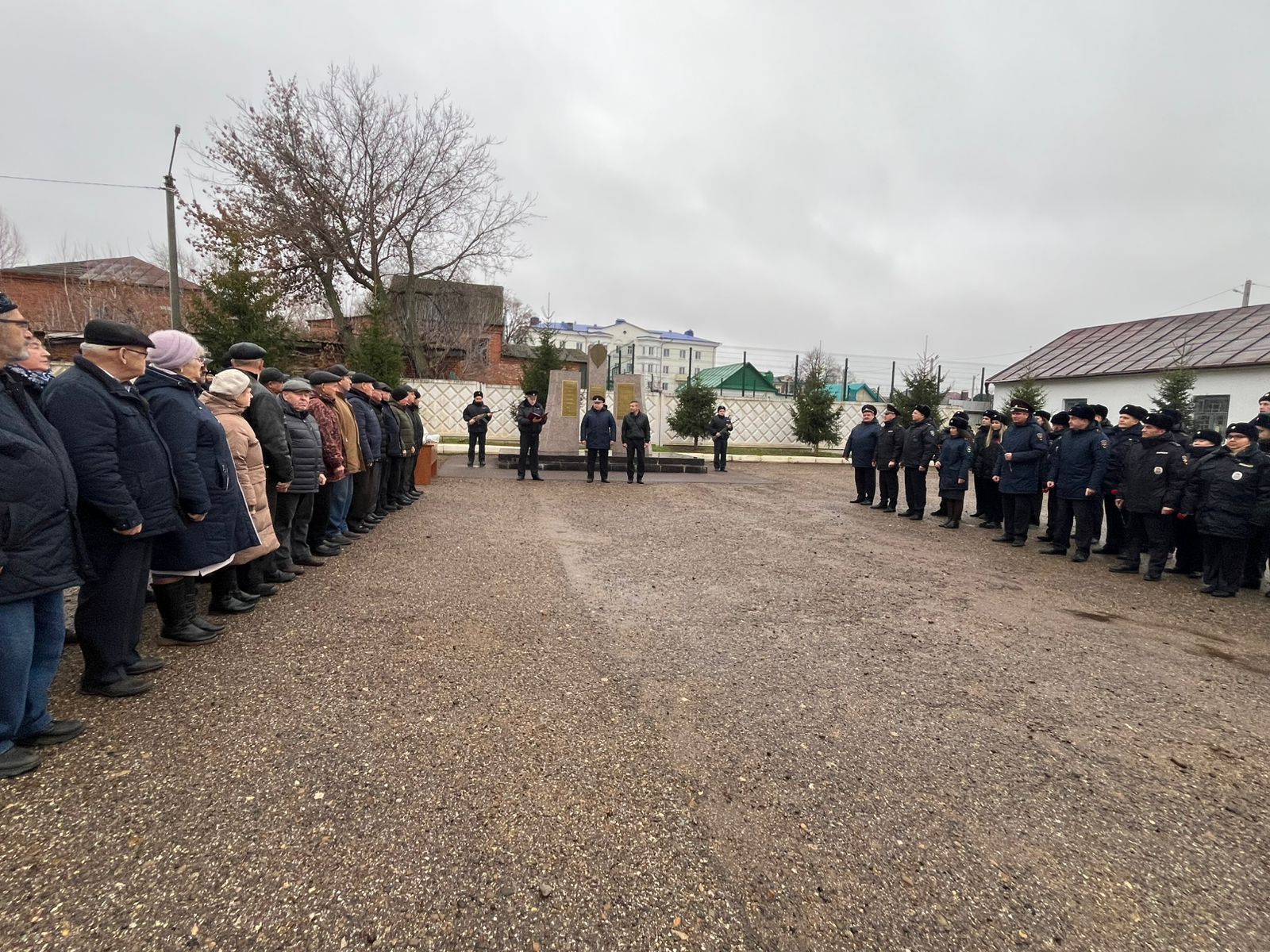В Чистополе полицейские и ветераны МВД почтили память погибших коллег