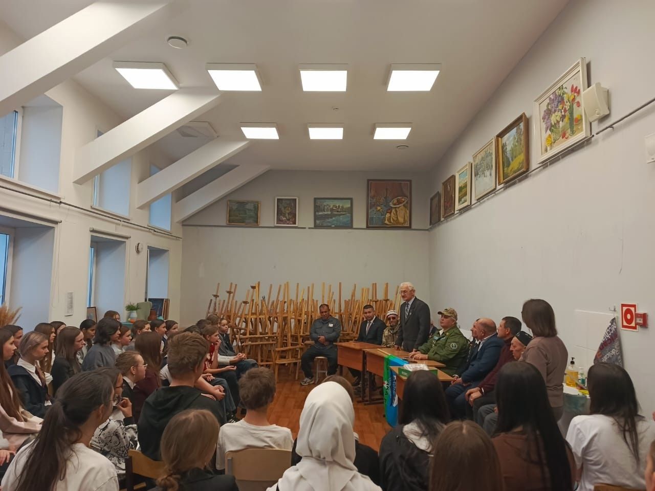 В Чистопольской художественной школе почтили память героев в День Героев Отечества