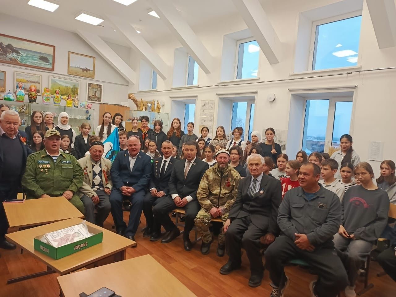 В Чистопольской художественной школе почтили память героев в День Героев Отечества