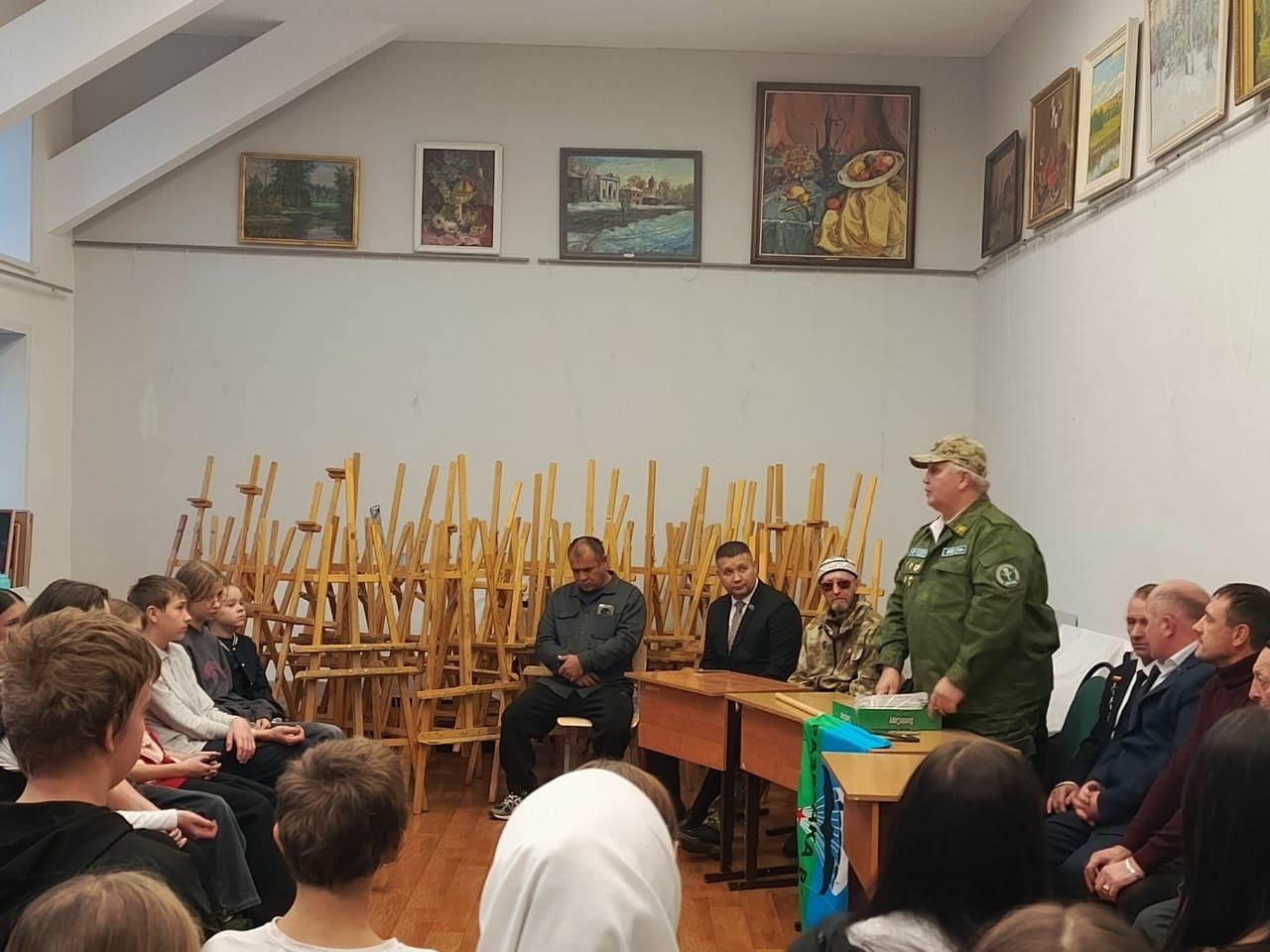 В Чистопольской художественной школе почтили память героев в День Героев Отечества