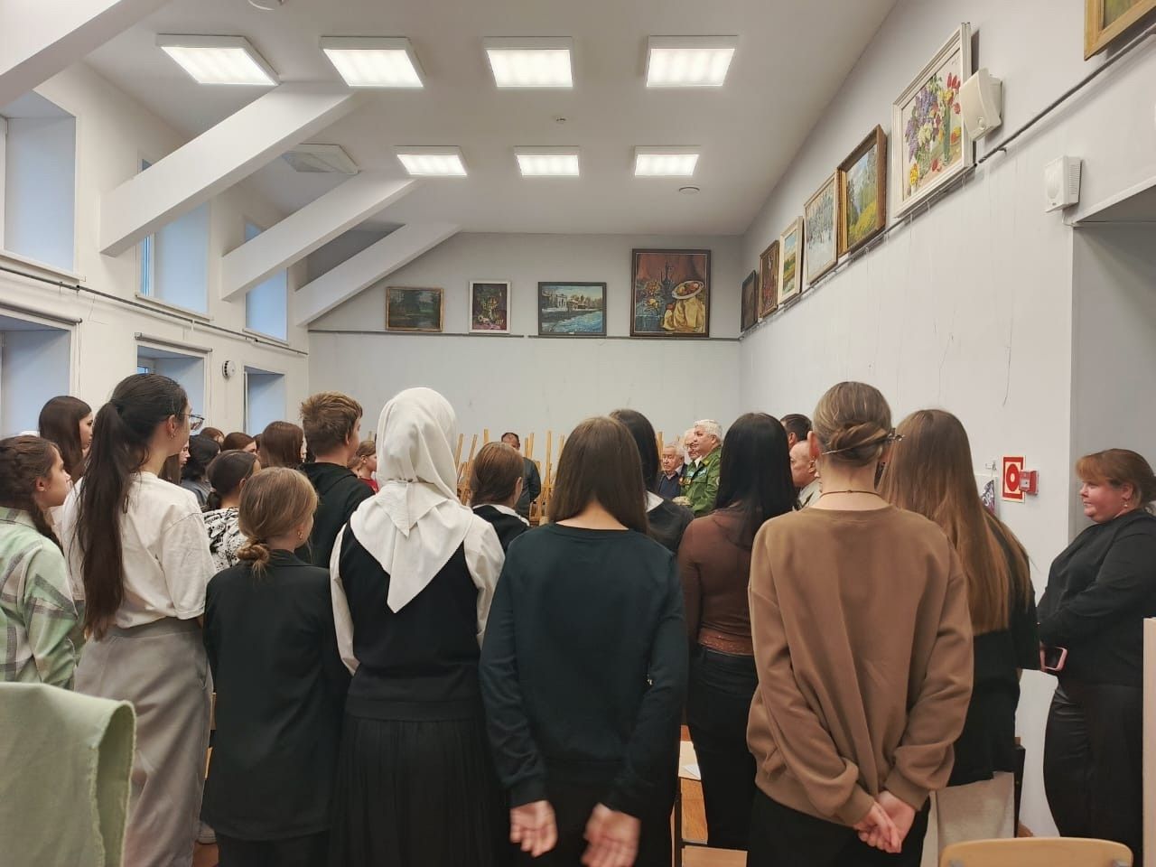 В Чистопольской художественной школе почтили память героев в День Героев Отечества