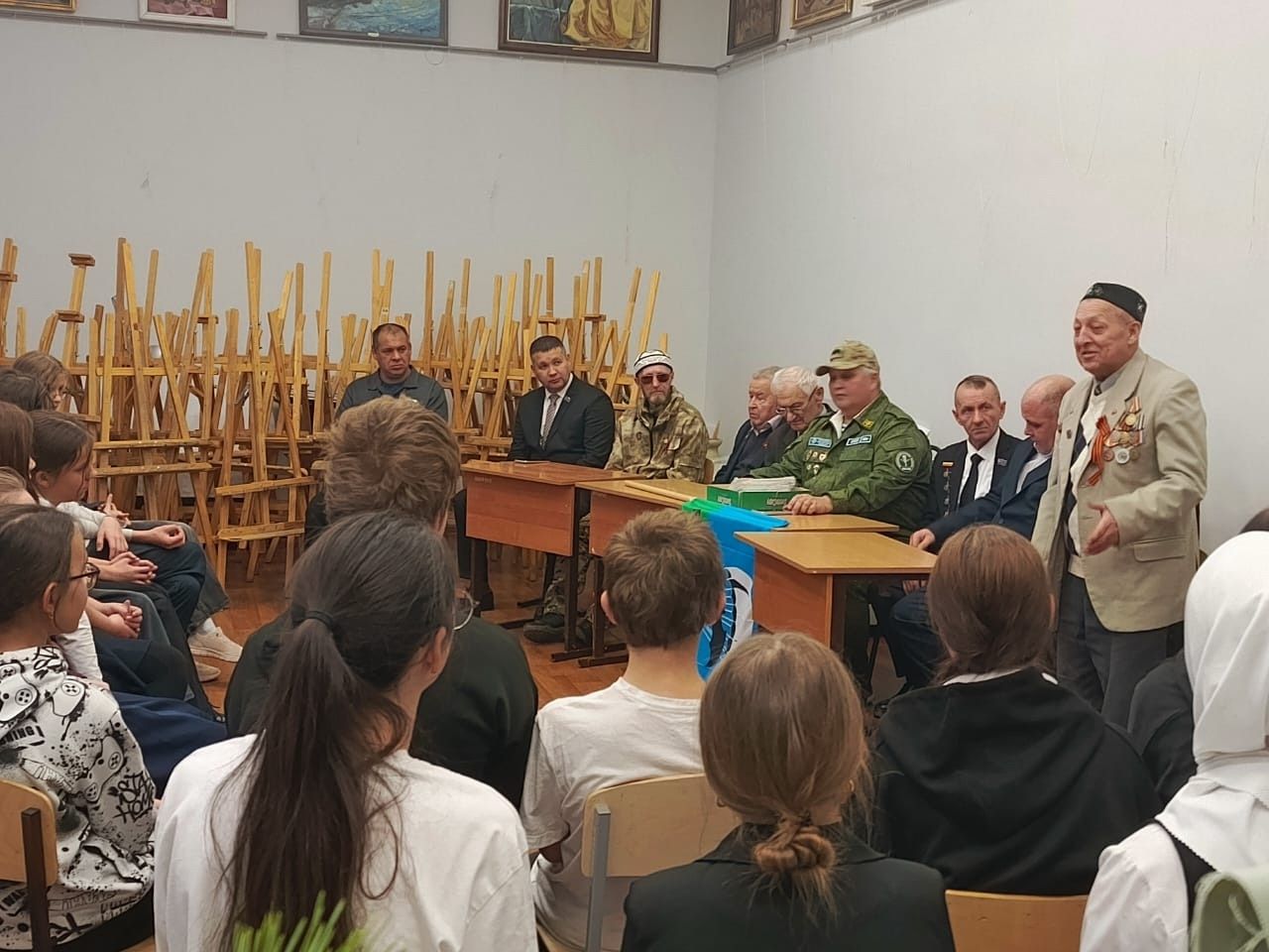 В Чистопольской художественной школе почтили память героев в День Героев Отечества