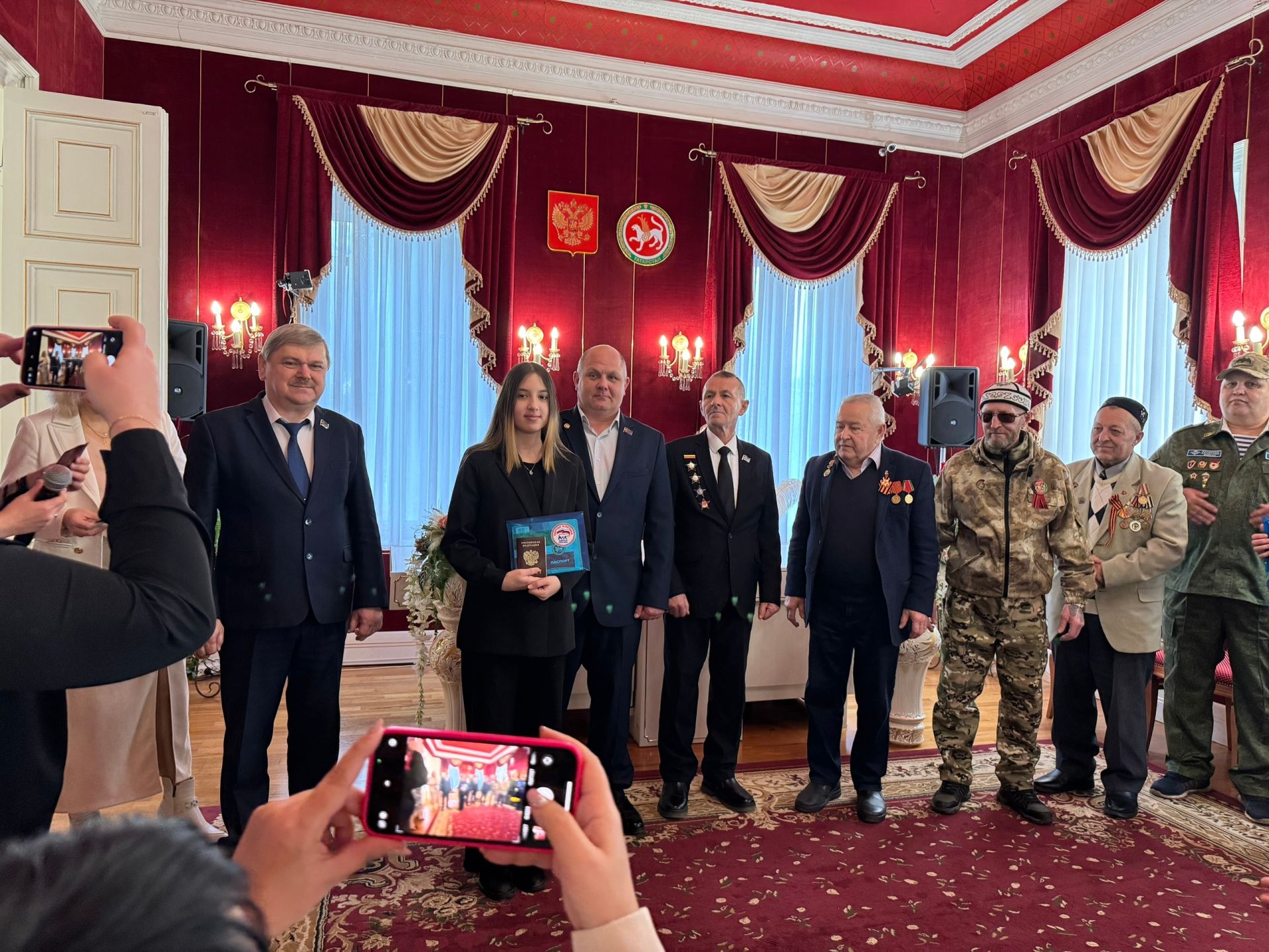 В Чистополе прошло торжественное вручение паспортов в День героев Отечества
