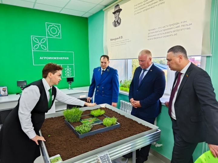 Агроклассы, подъёмные и зарплата в 100 тысяч: что сегодня предлагает агросектор молодым специалистам