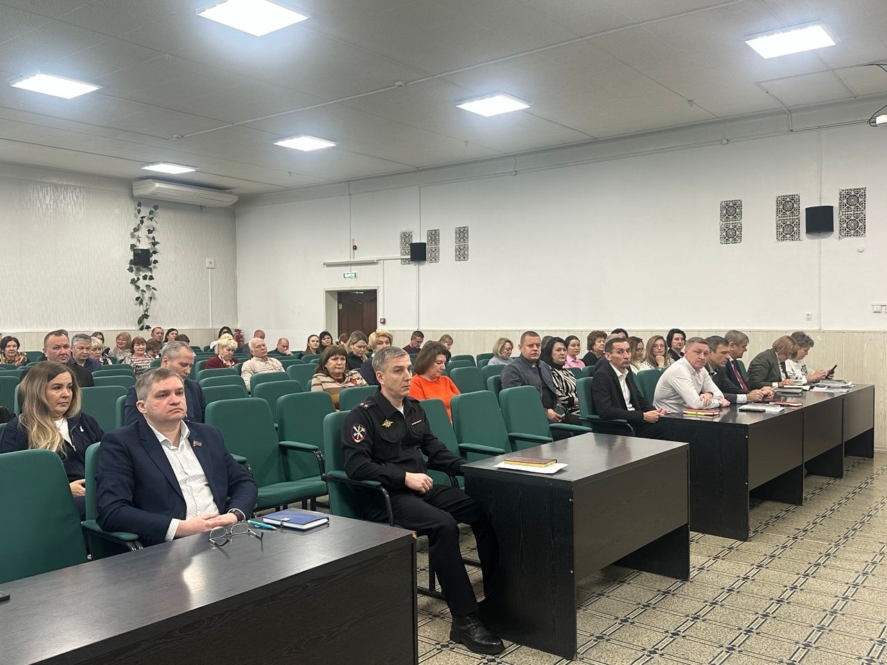 Глава Чистопольского района поручил украсить здания к Новому году и завершить дела