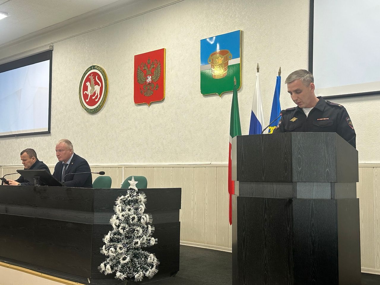 Глава Чистопольского района поручил украсить здания к Новому году и завершить дела
