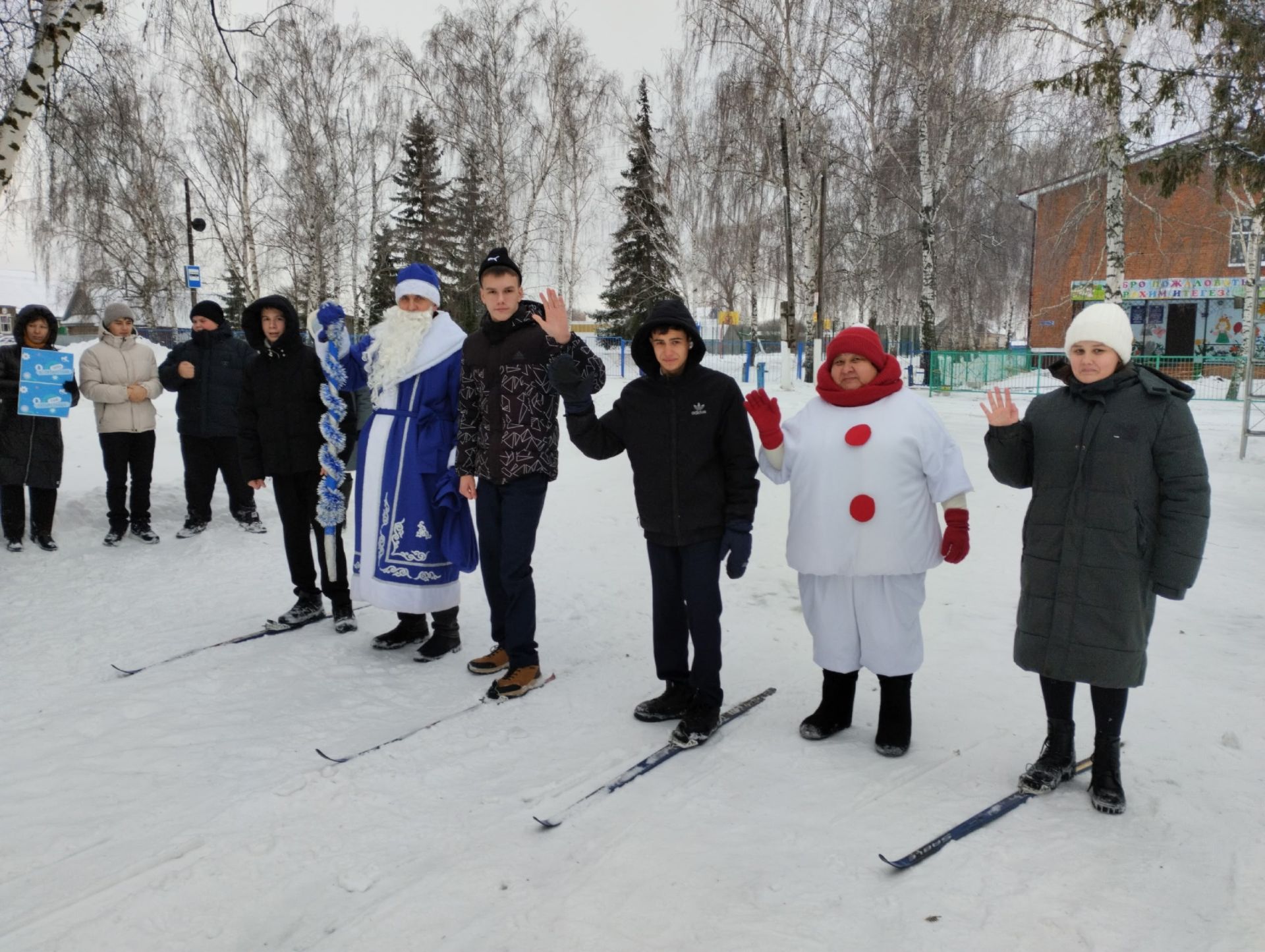 Дед Мороз и снеговик провели спортивный праздник для детей в селе Чистопольского района