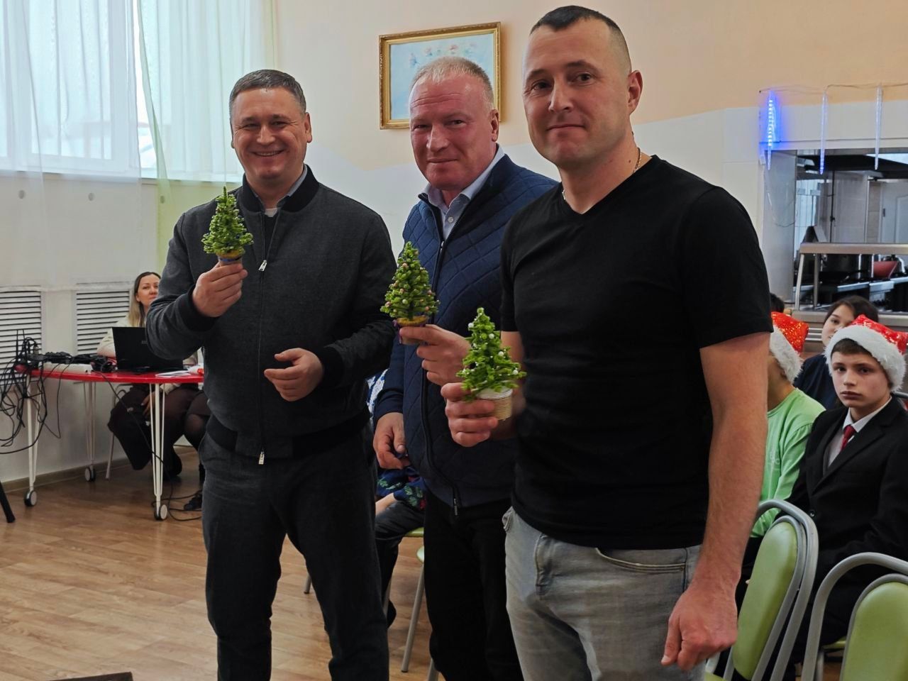 Глава Чистопольского района и депутат Госсовета РТ поздравили воспитанников детского дома с наступающим Новым годом