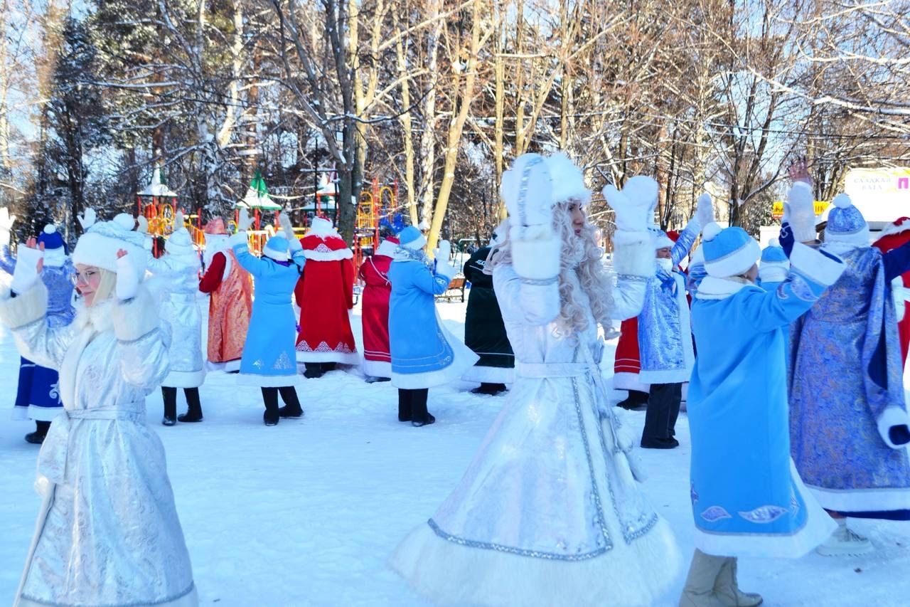 В Чистополе состоялся праздничный парад Дедов Морозов
