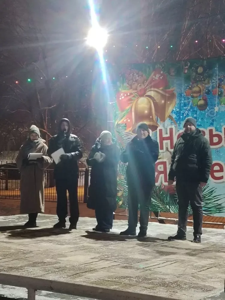 В микрорайоне «Мельничная площадь» зажгли главную новогоднюю ёлку