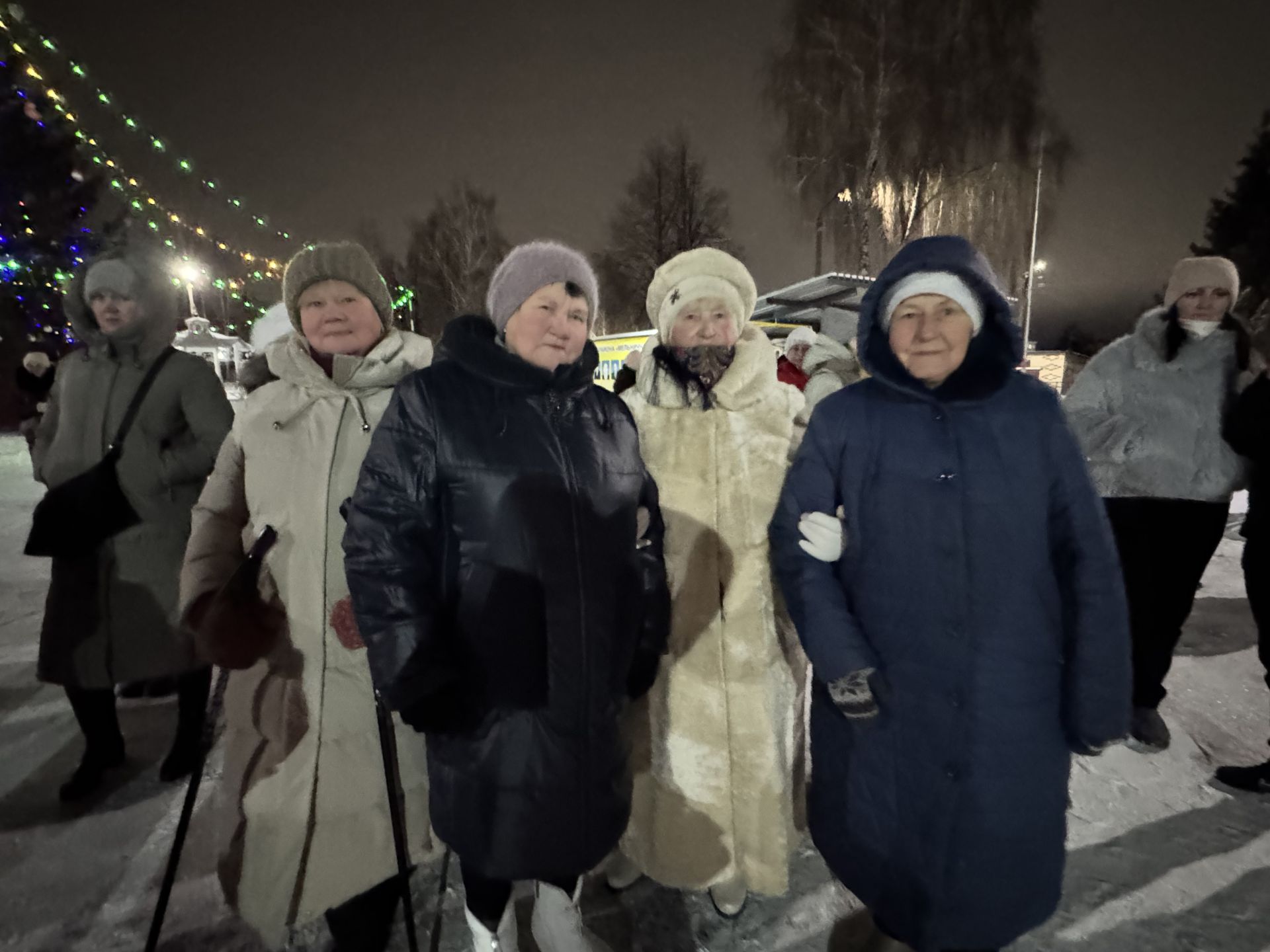 В микрорайоне «Мельничная площадь» зажгли главную новогоднюю ёлку