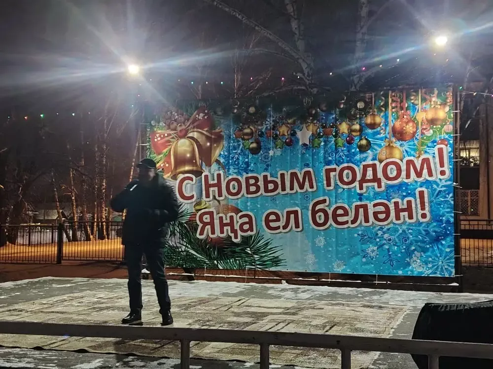 В микрорайоне «Мельничная площадь» зажгли главную новогоднюю ёлку