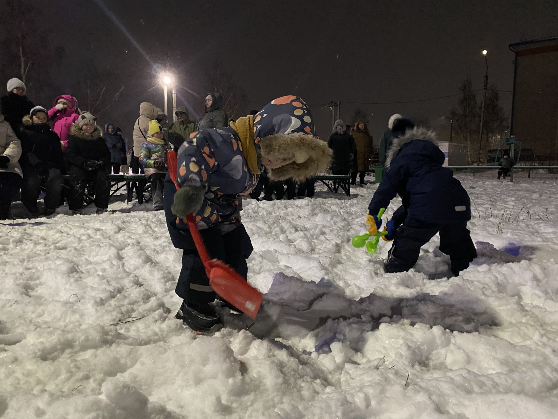 Открытие ëлки в микрорайоне мебельной фабрики отпраздновали на новом месте