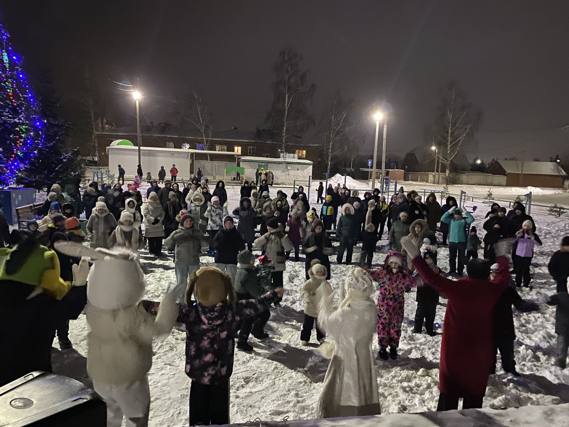 Открытие ëлки в микрорайоне мебельной фабрики отпраздновали на новом месте