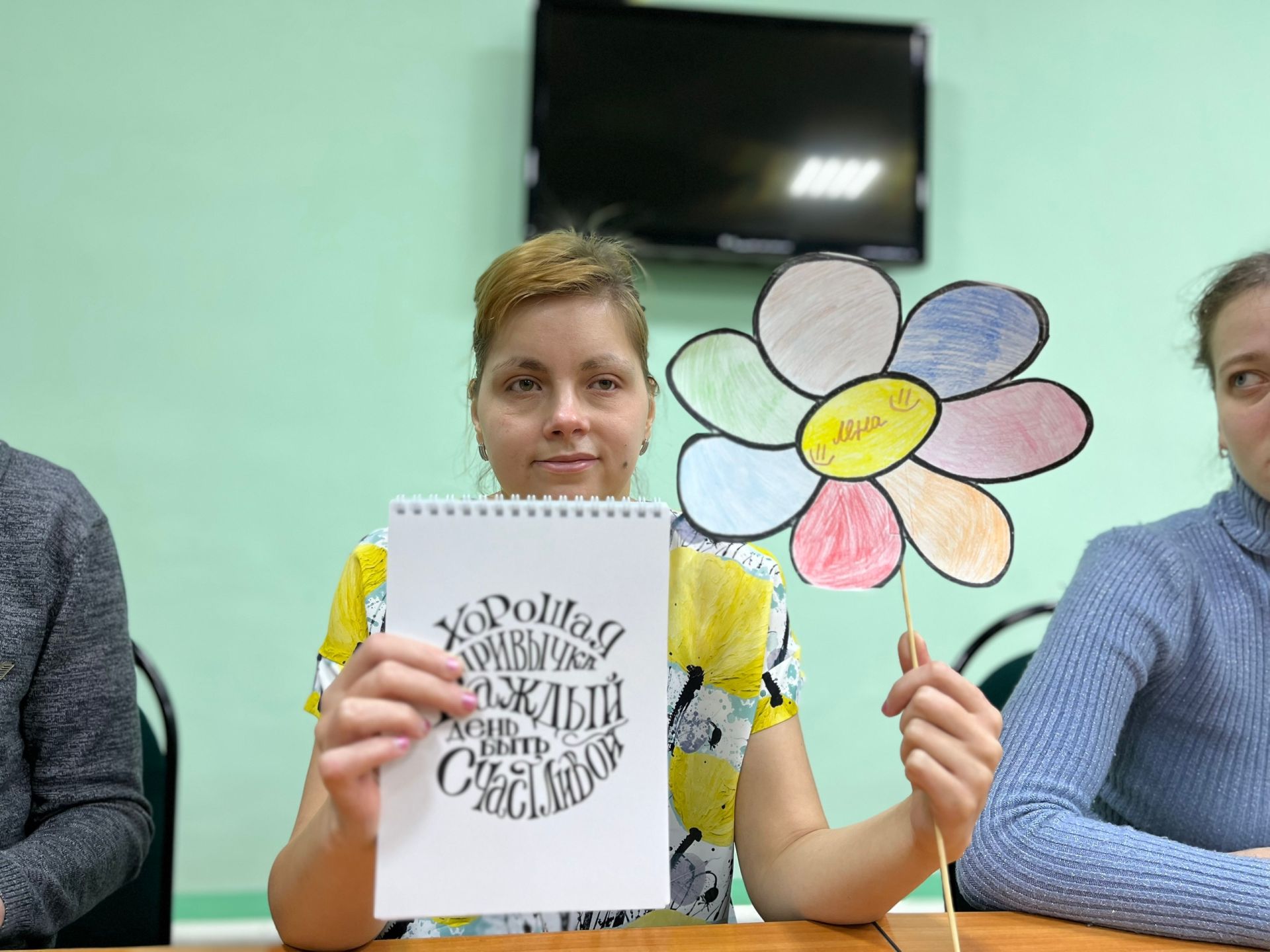 Творчество без границ: молодёжь с ОВЗ создавала подарки для близких