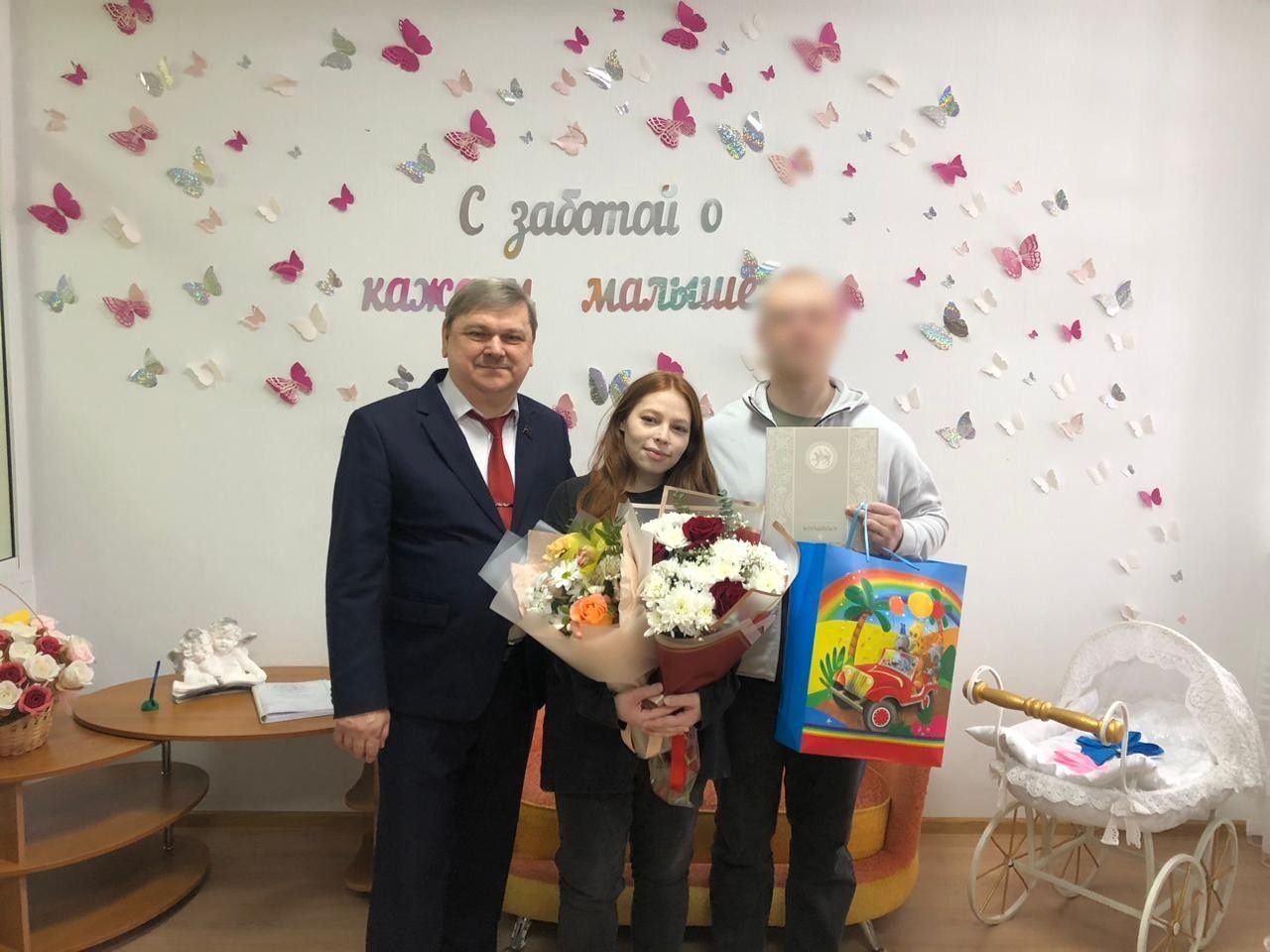 Участник СВО из Чистополя встретил жену и новорожденную дочь из роддома