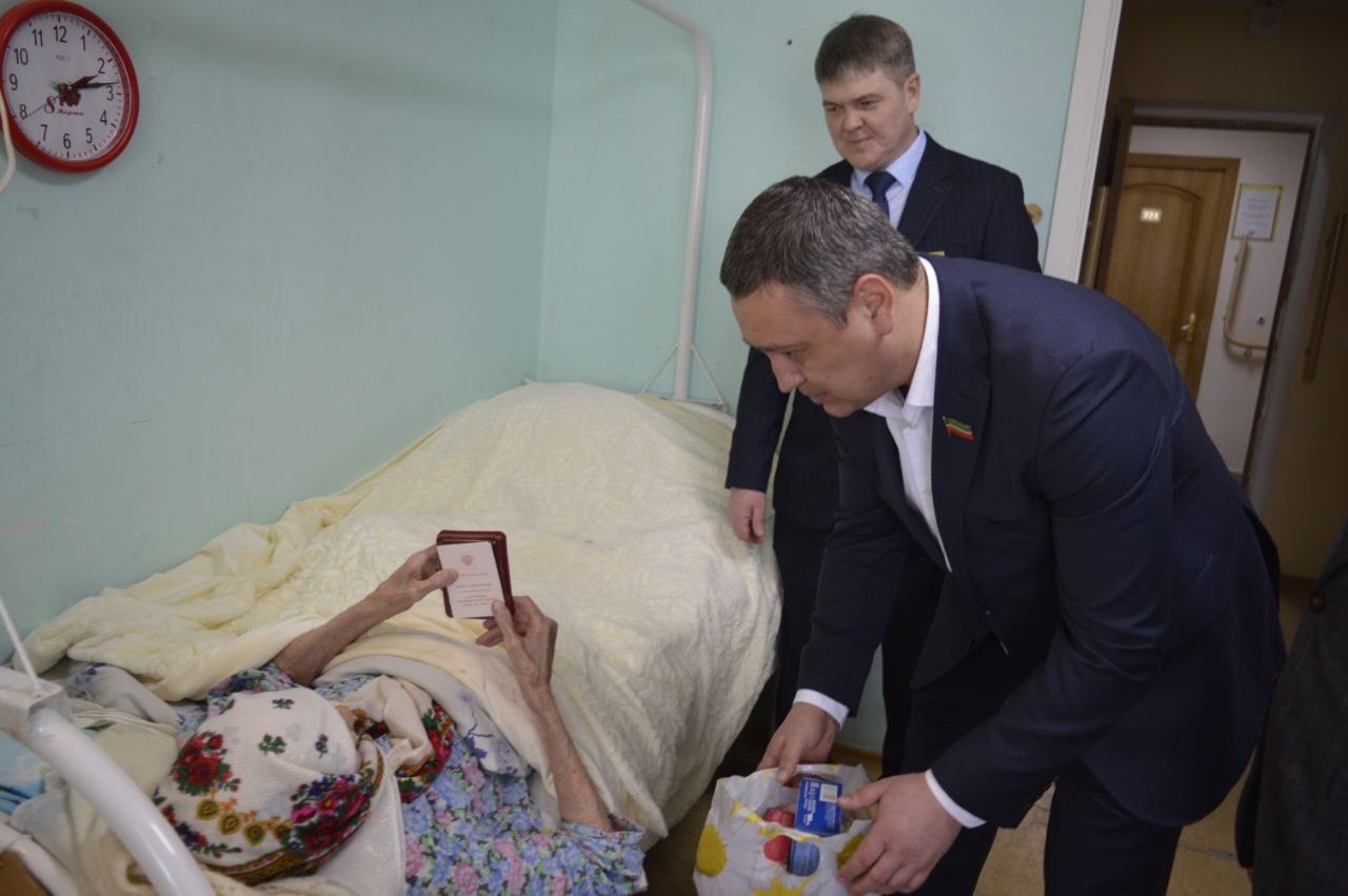 Депутат Госсовета РТ Наиль Залаков вручил юбилейные медали труженикам тыла