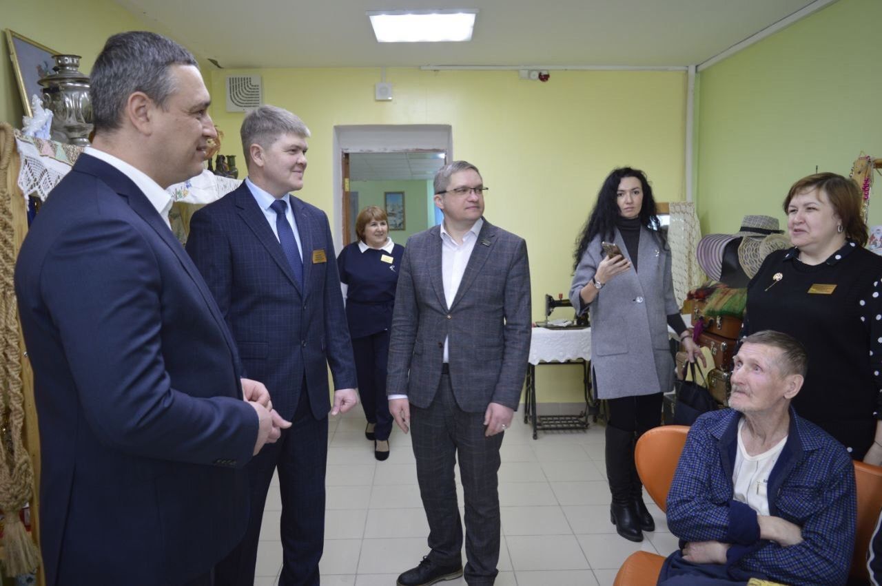Депутат Госсовета РТ Наиль Залаков вручил юбилейные медали труженикам тыла
