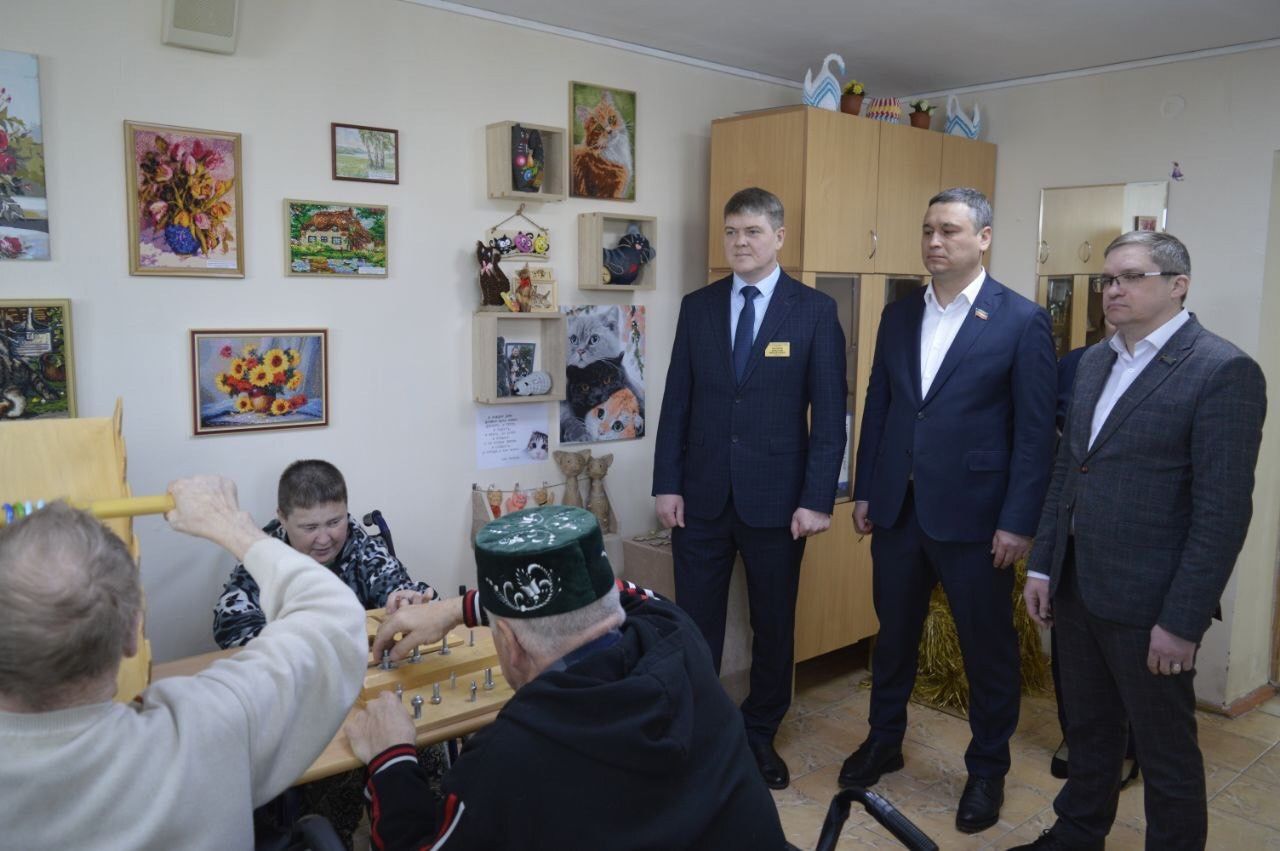 Депутат Госсовета РТ Наиль Залаков вручил юбилейные медали труженикам тыла