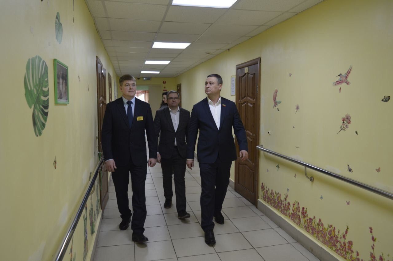 Депутат Госсовета РТ Наиль Залаков вручил юбилейные медали труженикам тыла