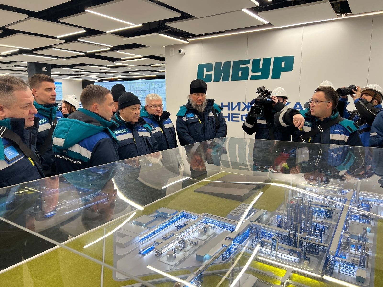 Епископ Пахомий принял участие во встрече с Фаридом Мухаметшиным в ПАО «Нижнекамскнефтехим»