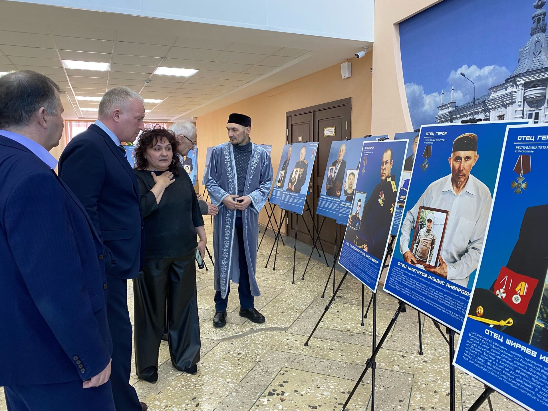 В Чистополе открылась фотовыставка «Отец Героя»