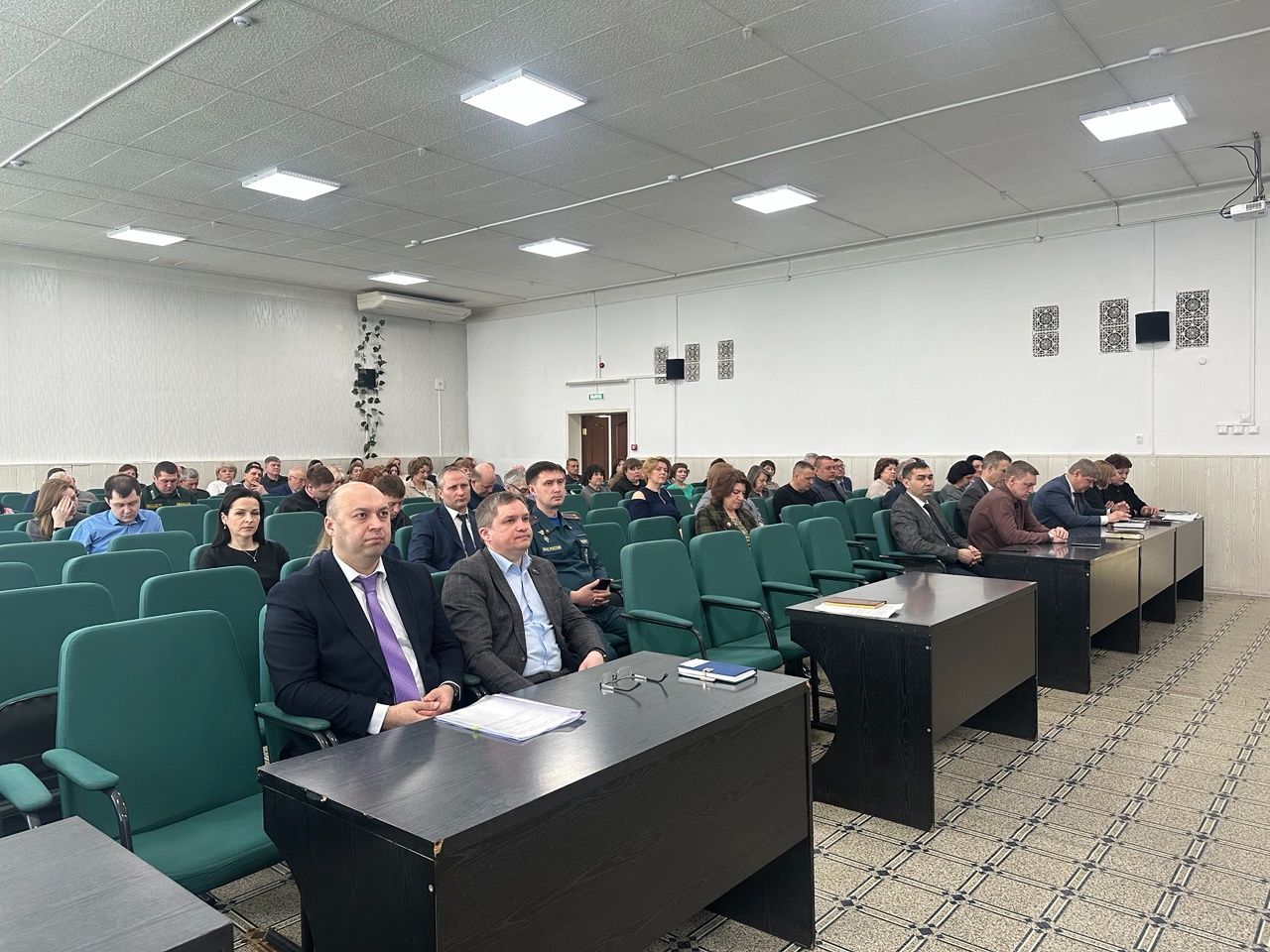 На совещании в чистопольском муниципалитете обсудили уборку города, аграрные работы и вопросы безопасности