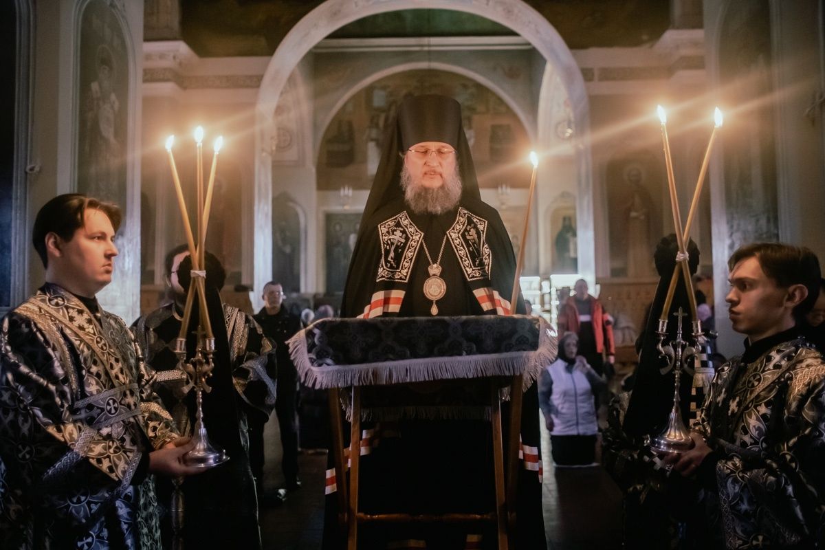 Епископ Пахомий совершил Великое повечерие в Свято-Никольском кафедральном соборе