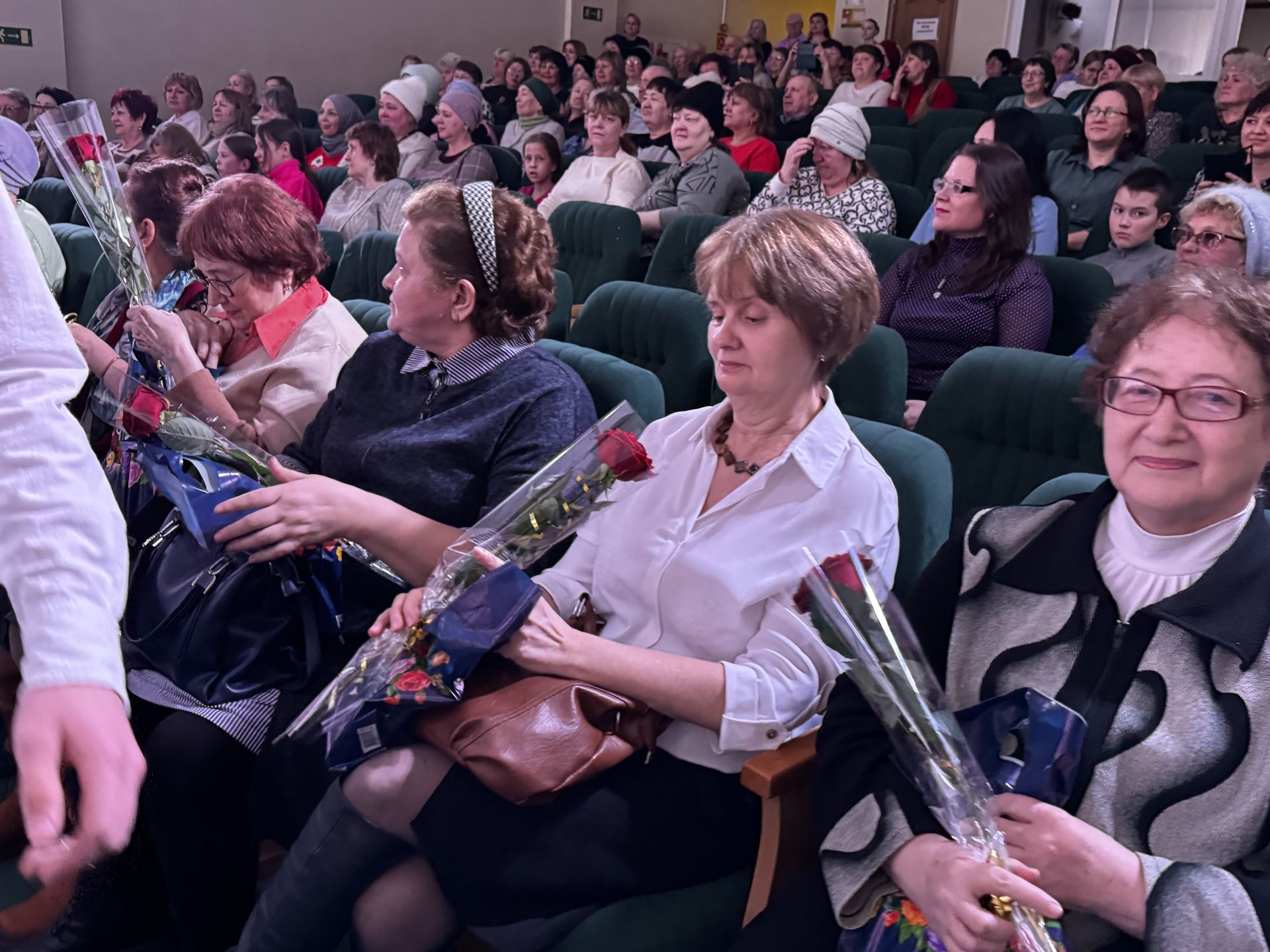 Праздничный концерт в честь 8 Марта прошел в Молодежном центре