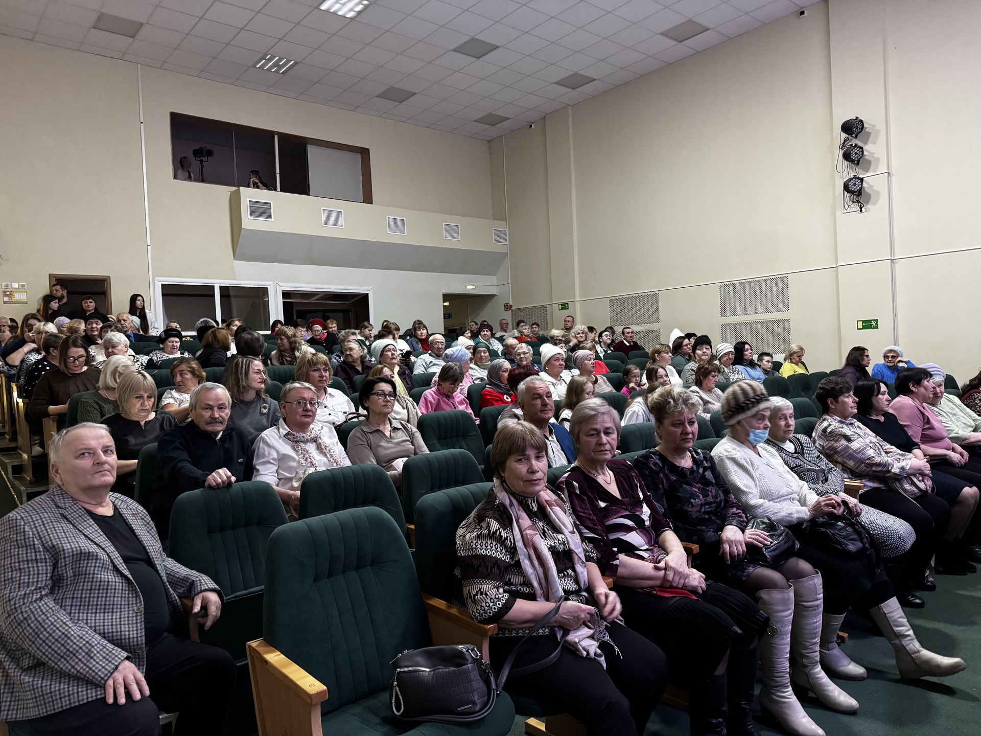 Праздничный концерт в честь 8 Марта прошел в Молодежном центре
