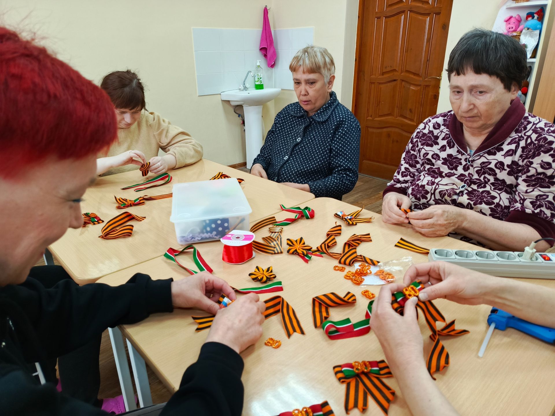 В Чистопольском доме-интернате прошел мастер-класс по созданию георгиевских лент