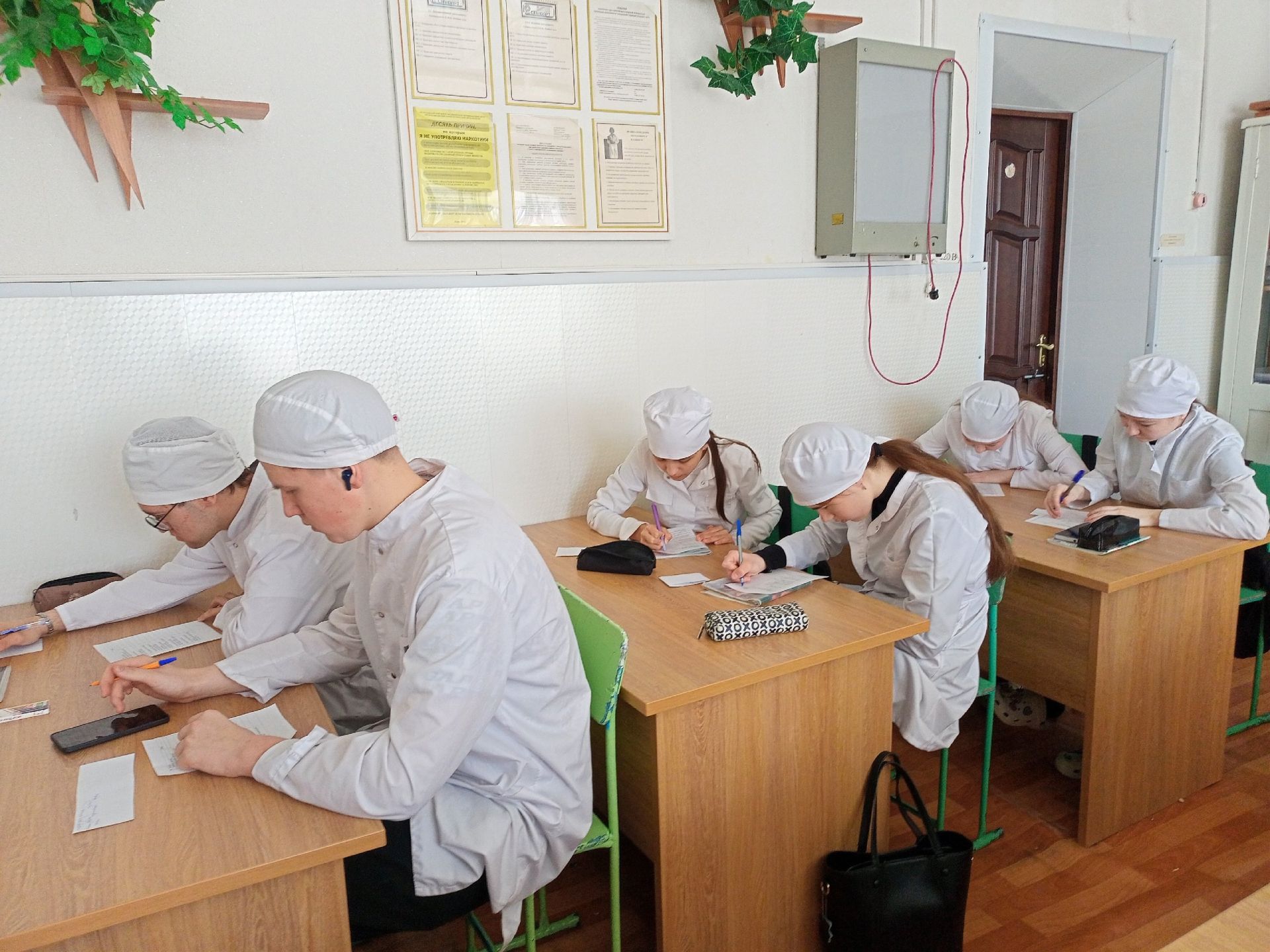 «Телефон доверия»: в Чистопольском медицинском училище провели занятие-практикум