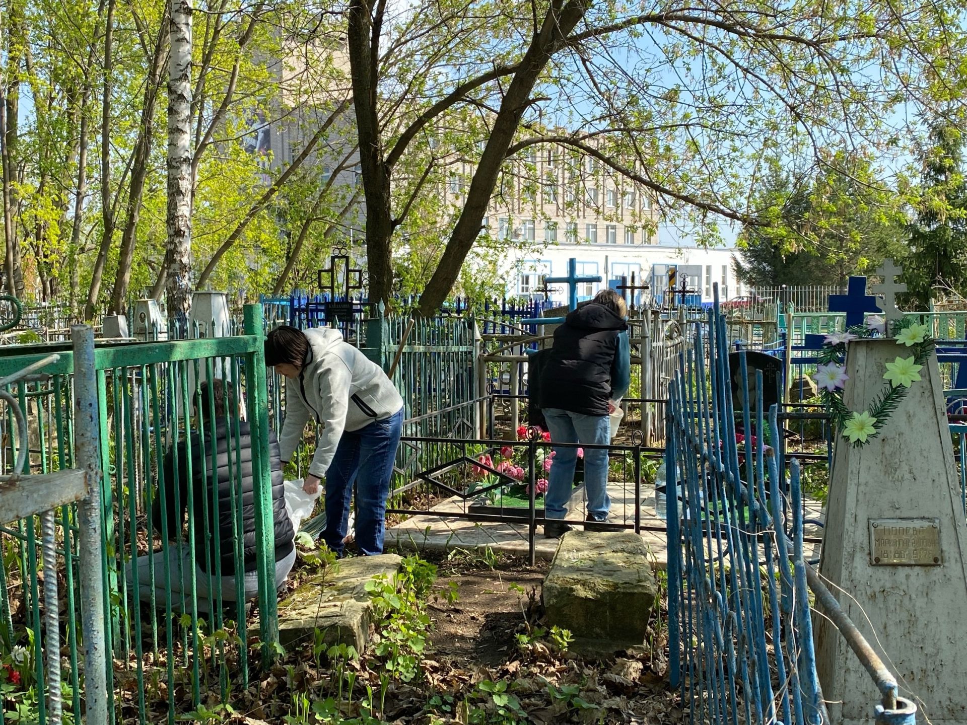 Жители Чистополя провели средник на Авдеевском кладбище