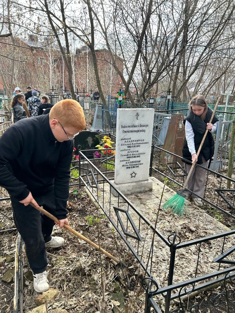 Чистополь почтил память героев: на Авдеевском кладбище прошла патриотическая акция