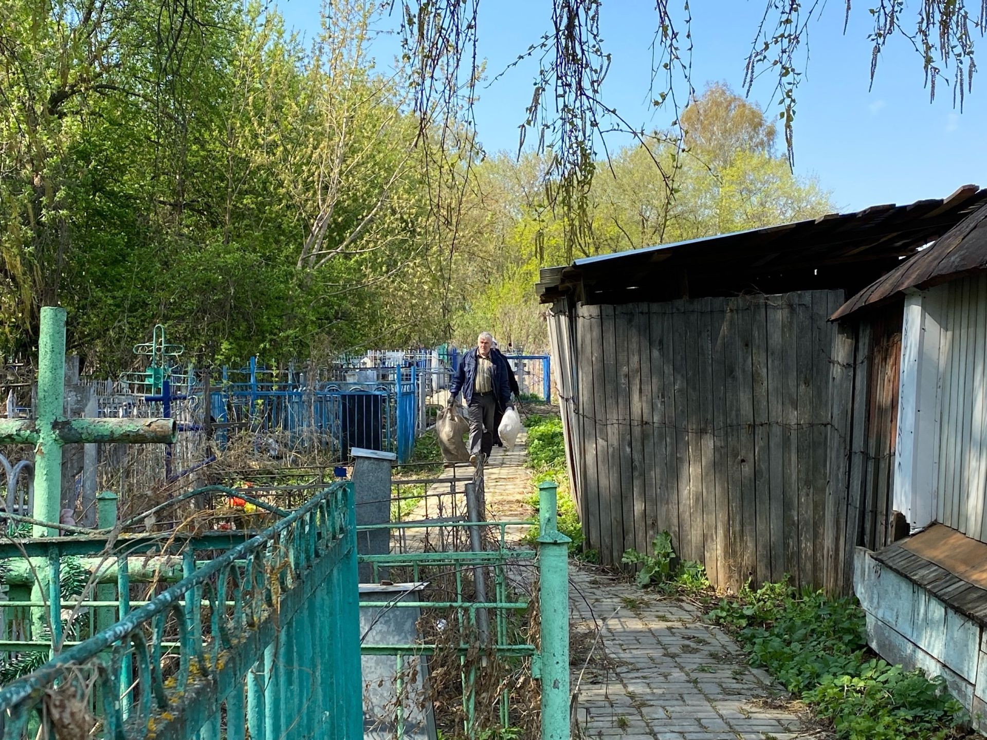 Жители Чистополя провели средник на Авдеевском кладбище