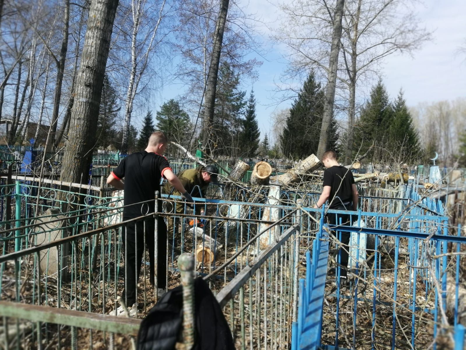 Чистопольцы провели масштабный субботник на мусульманском кладбище