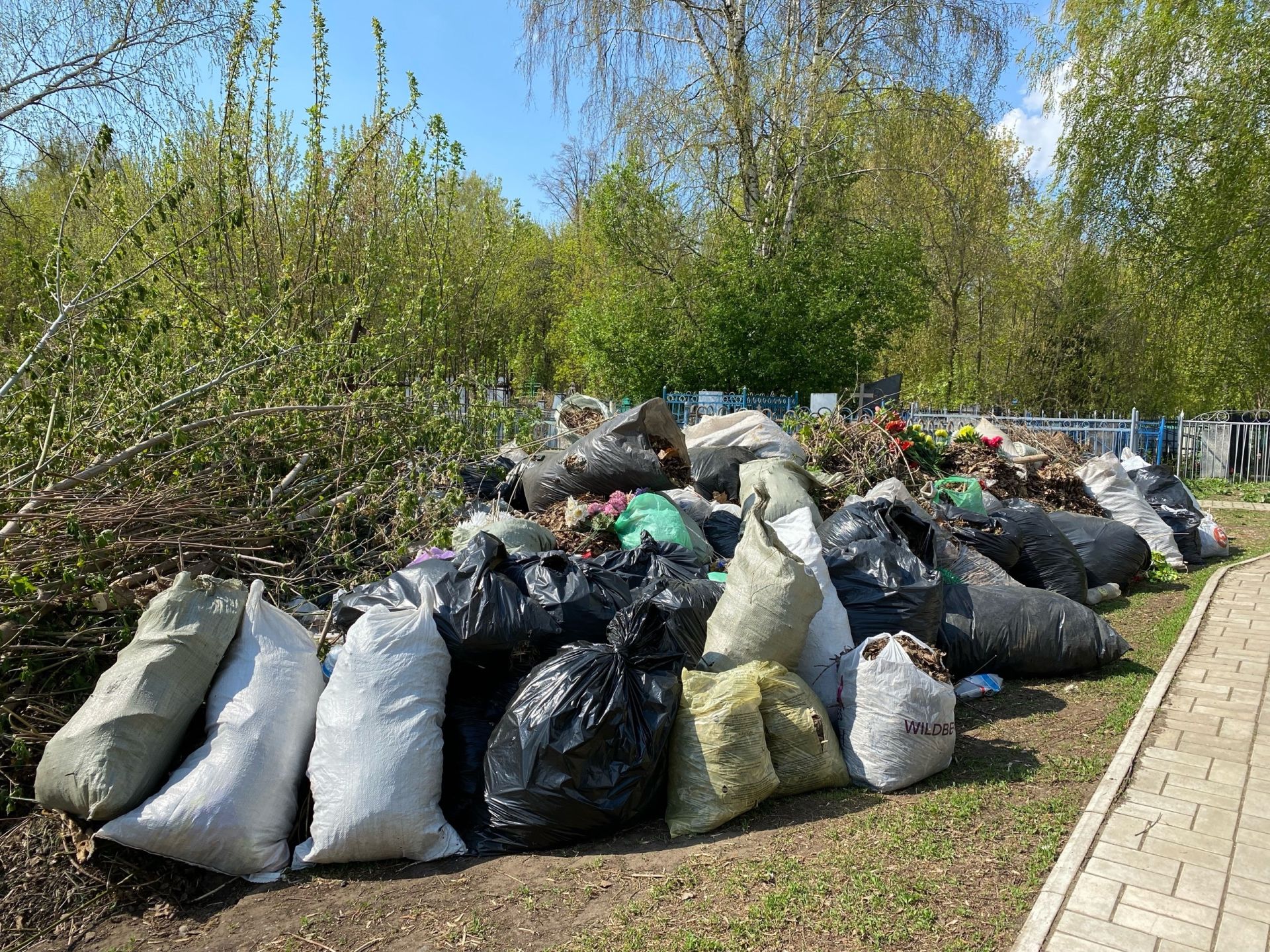 Жители Чистополя провели средник на Авдеевском кладбище
