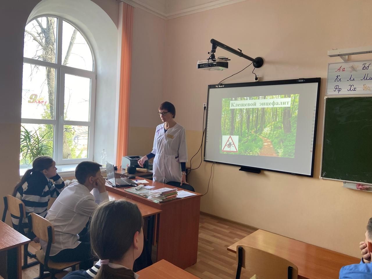 Медицинская сестра провела беседу с учащимися на тему «Клещевой энцефалит»