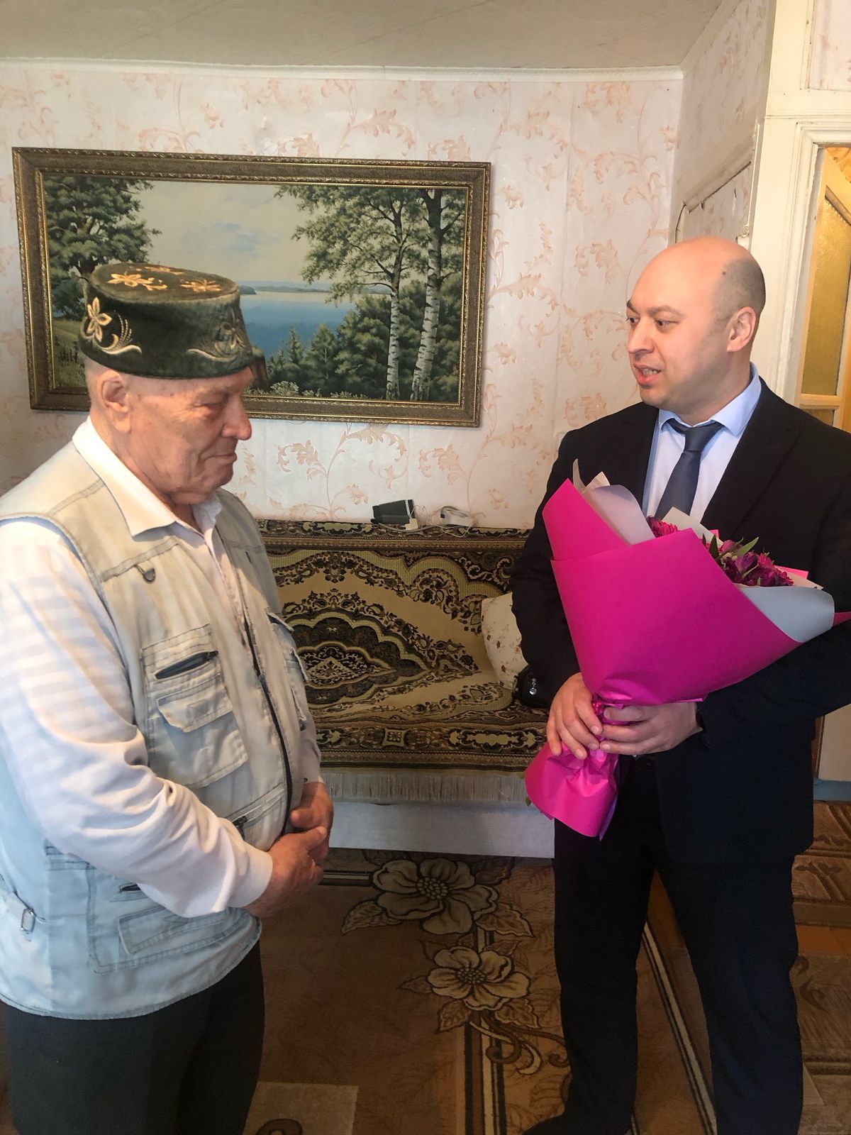 Ветерана труда Ирана Гатауллина поздравили с наступающим праздником - Днём Победы
