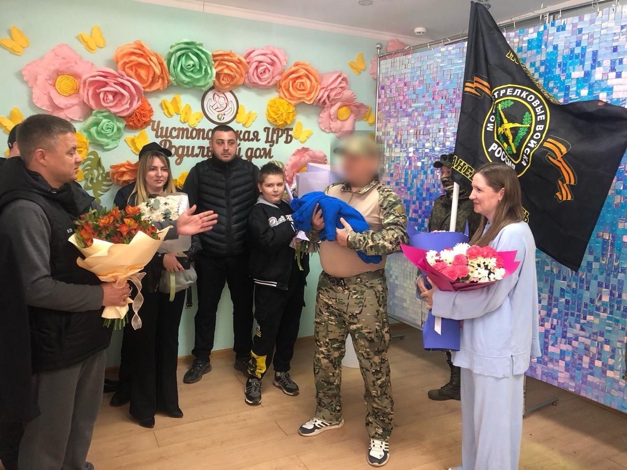 В Чистополе поздравили семью бойца СВО с рождением сына